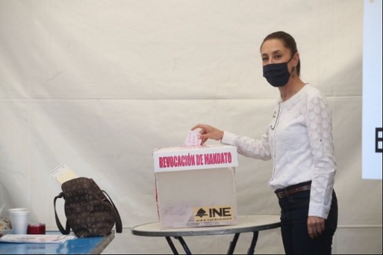 Claudia Sheinbaum vota en la consulta de revocación de mandato