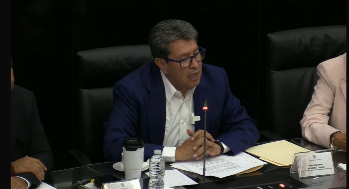 Ricardo Monreal insiste en que Morena debe superar diferencias para garantizar el triunfo en 2024 • Se disputarán la presidencia dos bloques políticos, con proyectos opuestos El senador Ricardo Monreal Ávila insistió en que es importante que Morena, como partido político, tenga la capacidad y el talento de abrir el proceso de elección de candidatos a la presidencia de 2024 y “no de satanizar ni perseguir a quienes pensamos diferente”. En entrevista, el coordinador de la mayoría parlamentaria en la Cámara de Senadores consideró que el proyecto conservador no tiene posibilidades de triunfar en las próximas elecciones presidenciales; “por eso advierto que, salvo que cometamos el error de dividirnos en Morena, es la única manera de poner en riesgo el proyecto”. Si nosotros cuidamos, de aquí al 24, la unidad, es la mejor garantía para ganar. Como está ahora, ganaría Morena en cualquier momento, y en dos años no va a cambiar; salvo que hubiese ruptura, fractura o división, esa es la única manera de poner en riesgo el triunfo. Ricardo Monreal compartió su prospectiva hacia las elecciones de 2024, y dijo que habrá un candidato de la alianza PRI-PAN-PRD, al cual se le sumará Movimiento Ciudadano, partido que para algunos grupos es considerado como la tercera fuerza política; peor “no, yo no creo eso, yo creo que va a estar al final MC en este gran bloque”. “Ya es un asunto casi personal de construir una fuerza que le dispute al Presidente López Obrador su fuerza en Morena, y por eso Movimiento Ciudadano ha actuado con inteligencia, pero al final va a ser parte de ese bloque”, expresó. Lamentablemente para ellos, agregó, a pesar de que tienen muchas personalidades, no podrá ser quien los encabece y quien los agrupe, una persona de su propio partido. “Como decía un panista muy avezado en estos temas: “No puede ser uno tatuado de nuestros propios partidos. Es decir, no un priista, no un panista, no un perredista; o sea, tiene que ser -fíjense ustedes qué extraño y paradójico- tendrá que venir de fuera. Me lo acaba de decir un grupo de panistas inteligentes” En ese sentido, Ricardo Monreal reiteró que sólo habrá dos grandes bloques y depende mucho de que al interior de Morena superen sus diferencias, caminen juntos y puedan garantizar el triunfo en 2024. “Basta con uno de los que ustedes entrevistaron, yo no veo más que a tres, sin desdoro y sin tratar de hablar mal de nadie, pero veo con mayor presencia y fuerza a Claudia Sheinbaum, la Jefa de Gobierno; a Marcelo Ebrard y a un servidor”, destacó. “Al final, si nosotros tres o el propio Adán Augusto, que lo acaban de destapar en Tabasco, si los cuatro no nos ponemos de acuerdo y uno de ellos, el que se salga con el 10 por ciento, ya no le pidas más, con el 10 por ciento de intención de voto que arrastre afuera”. En su caso, Ricardo Monreal afirmó que se mantendrá dentro del Movimiento de Regeneración Nacional y luchará dentro de ese partido, “tengo que mantenerme en Morena, porque yo soy fundador, creo en este proyecto, he acompañado al Presidente 24 años y soy militante de Morena”. Dijo que, aun cuando el presidente Andrés Manuel López Obrador ejerza su función y emita mensajes, símbolos, signos de preferencia marcada por alguno de los aspirantes; “aun así, yo voy a luchar, porque yo me considero de los de abajo y mi apuesta es con los de abajo, no con las cúpulas ni con la nomenclatura, que nunca he sido favorecido, protegido o promovido por ellas”. Agregó que su vida pública siempre ha sido complicada, porque siempre ha enfrentado a la nomenclatura, a la cúpula económica o política del país. Ahora no es diferente, porque tomó la decisión de participar como candidato a la Presidencia, una vez que llegue el momento de inscribirse. “Obviamente no tendré el cobijo de la cúpula. No sueño con eso, ni estoy esperando que a mí me señalen o que digan es este. No, nunca ha sido así, perdería mi esencia, por eso yo digo, sin afán peyorativo: yo soy de los de abajo, y deseo que los de abajo me respalden y me apoyen, porque estoy muy alejado de las cúpulas”, concluyó.