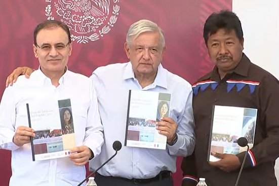 Se compromete AMLO a dotar de agua y caminos a la comunidad seri