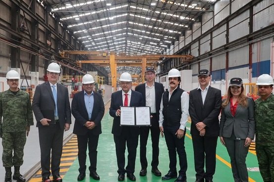 AMLO firma compra de 42 convoyes para el Tren Maya