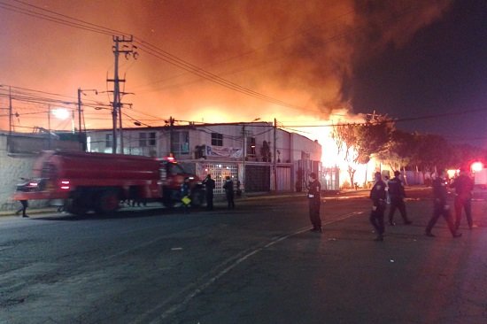 Evacuan a más de 500 vecinos por incendio en Iztapalapa