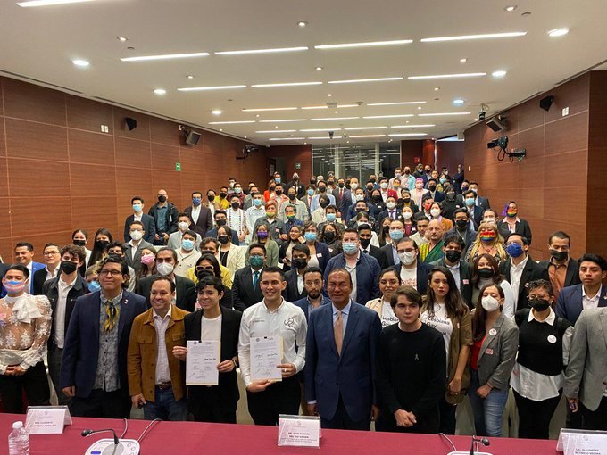 Monreal se compromete a impulsar agenda progresista y de diversidad