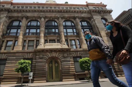 Prevé Banxico menor crecimiento y más inflación hasta 2023