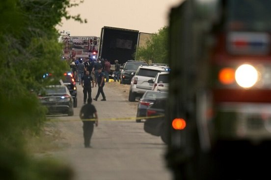 Suman 51 migrantes muertos hallados dentro de tráiler en Texas