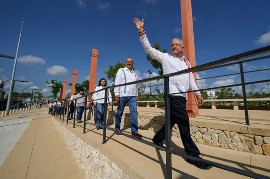 López Obrador presume obra en plena jornada electoral