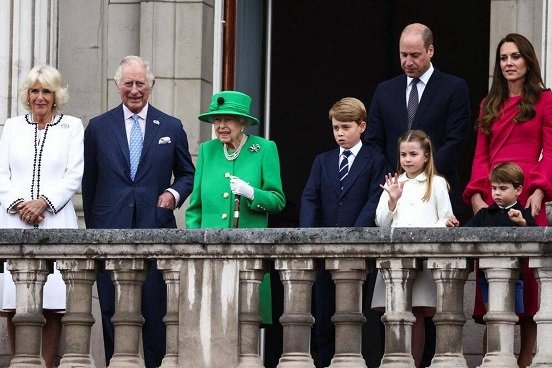 Isabel II aparece por sorpresa en celebraciones del "Jubileo de Platino"