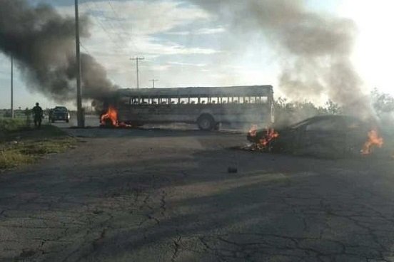 Reportan balaceras, bloqueos, robo y quema de autos en Tamaulipas