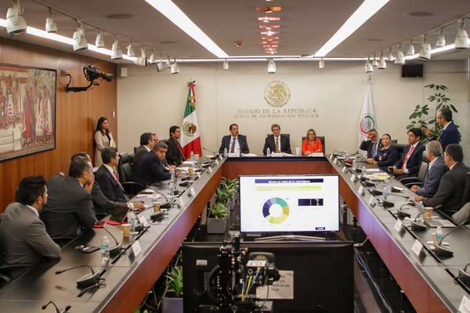 Dialoga Monreal con integrantes del sector de autotransportes de carga