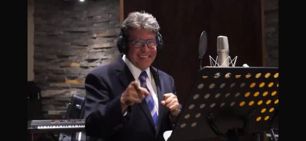 Ricardo Monreal canta rap con jóvenes talentos