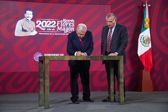 AMLO firma decreto para garantizar agua en NL