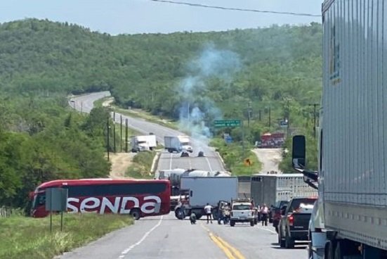 Bloquean carretera Victoria-Monterrey por detención de líder de autodefensas