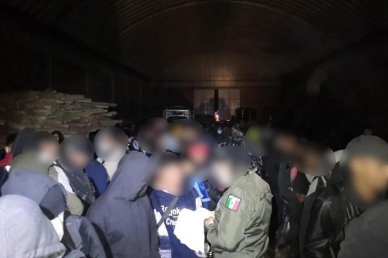 Identifican a 225 personas ocultas en una bodega en Edomex