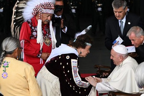 Papa llega a Canadá para pedir perdón por los abusos a niños indígenas