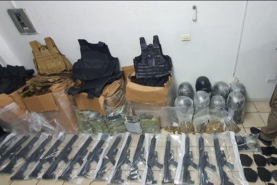Ejército y FGR aseguran armamento, equipo táctico y vehículos en Tabasco
