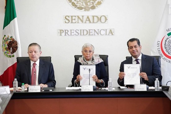 Arturo Zaldívar entrega iniciativa para prevenir y sancionar el feminicidio