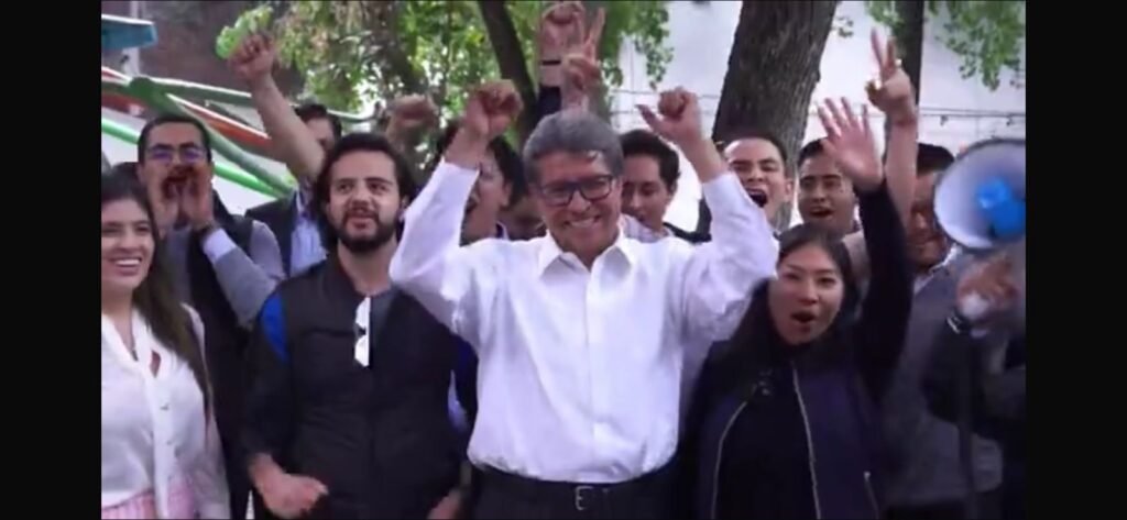 Jóvenes tienen que cumplir sus sueños, pero ser solidarios con causas justas: Monreal