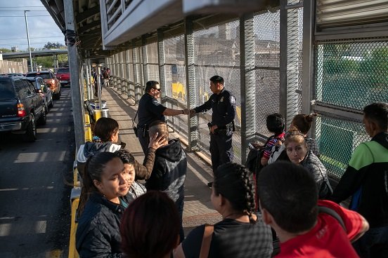 EU elimina política migratoria "Quédate en México"