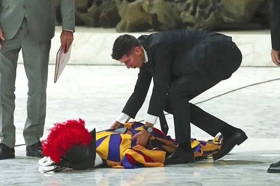 Guardia suizo se desmaya en plena audiencia del papa Francisco