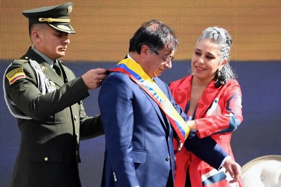 Petro es investido como primer presidente de izquierda en Colombia