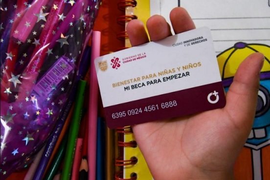 Depositan apoyo para útiles y uniformes en CDMX