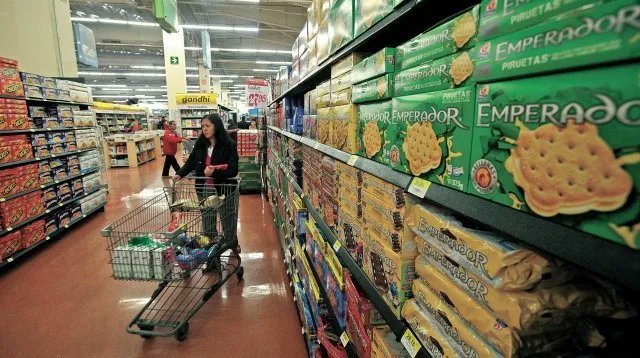 Confianza del consumidor continúa en declive; inflación el factor