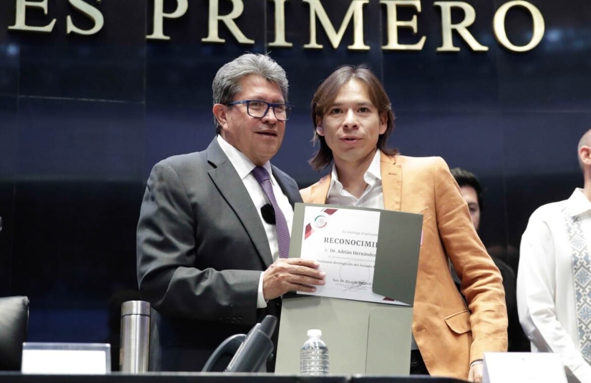 Monreal inaugura primer modelo universitario de la UAM en el Senado