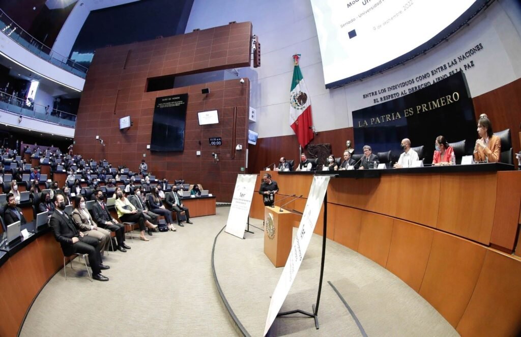 Monreal inaugura primer modelo universitario de la UAM en el Senado