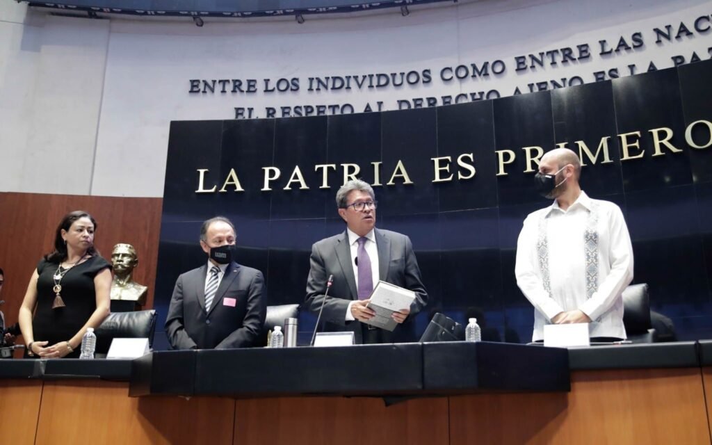 Monreal inaugura primer modelo universitario de la UAM en el Senado