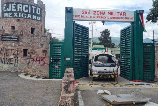 Normalistas de Ayotzinapa lanzan camión contra cuartel del Ejército