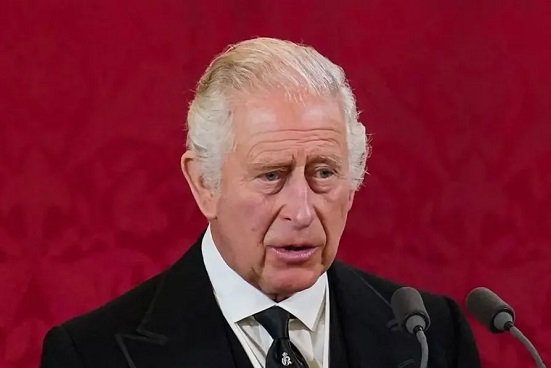 Palacio de Buckingham revela estandarte del rey Carlos III