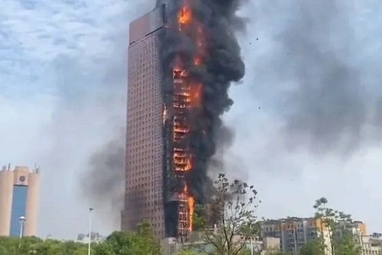 Un incendio arrasa un rascacielos en el sur de China
