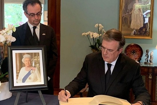 Ebrard acudirá a funerales de la reina Isabel II