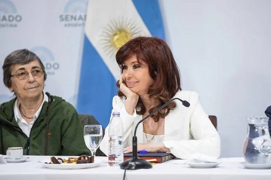 Cristina Fernández reaparece tras atentado; "estoy viva por Dios y por la Virgen"