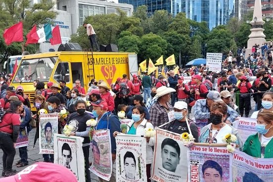 Marchan por los 43; se cumplen 8 años de su desaparición