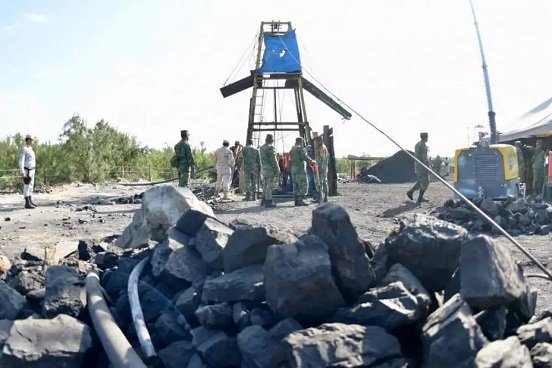 Indemnizan a familias de mineros atrapados en Coahuila