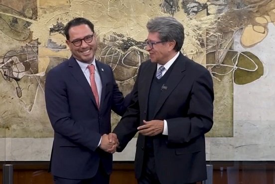 Monreal ficha al senador panista Raúl Paz Alonzo para bancada de Morena