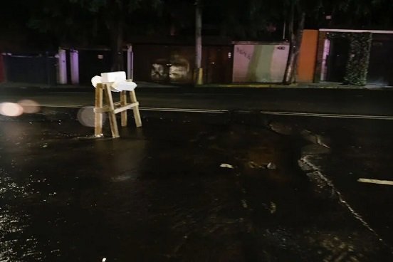 Fuga de agua provoca socavón en CDMX; un taxi quedó atrapado