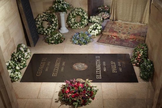 Revelan foto de la tumba de la Reina Isabel II