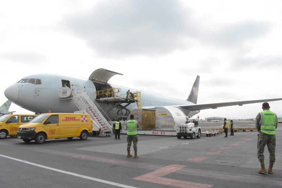 México recibe embarque con más de medio millón de vacunas vs Covid-19