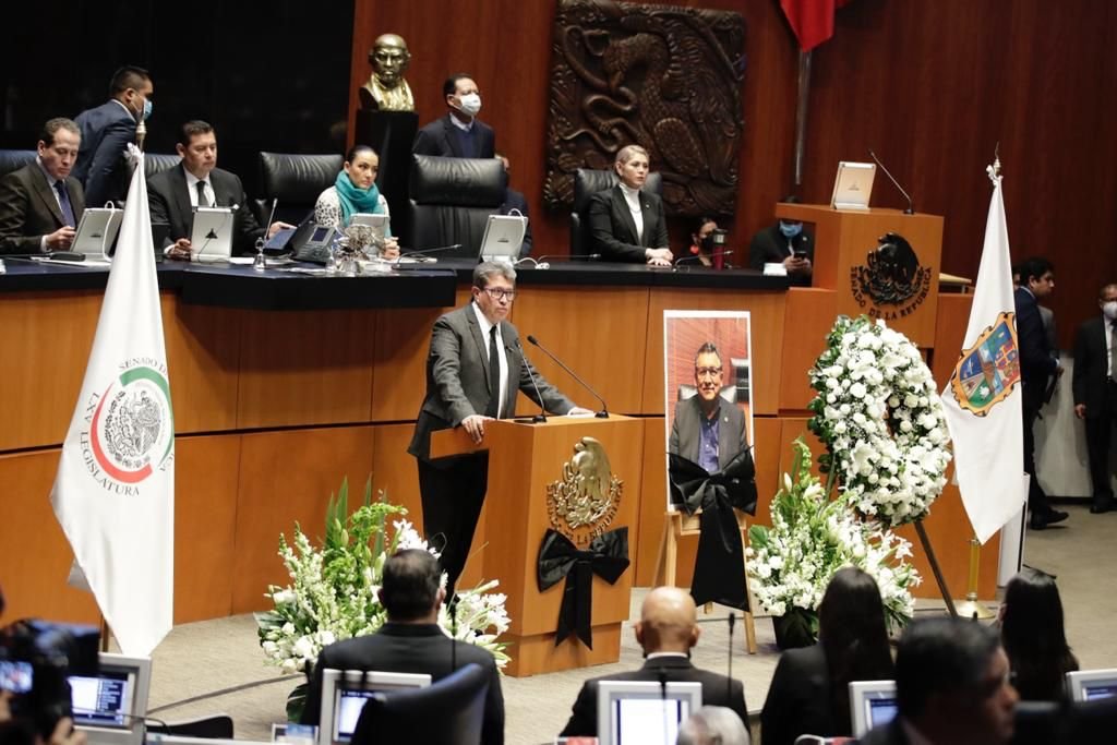 El Senado de la República rindió un emotivo homenaje en memoria del senador de Morena, Faustino López Vargas quien falleció, junto con su esposa, Pilar el sábado pasado en un accidente automovilístico cuando se dirigía a Zacatecas. En tribuna, Ricardo Monreal Ávila, presidente de la Junta de Coordinación Política destacó la labor y el compromiso social del legislador tamaulipeco a quien calificó como un idealista, luchador social y ser humano excepcional. “Hoy esta asamblea legislativa está incompleta. Hoy esta asamblea ha perdido a uno de sus miembros. Hoy esta asamblea está de luto por la ausencia de uno de los suyos: Faustino López”, indicó. El senador Monreal se solidarizó con los 10 hijos de López Vargas: Diego, Pilar, Faustino Eduardo, Debent Sara, Frida, Manuel, Francisco Javier, Gioconda y Paola. que estuvieron presentes en el Salón de plenos y señaló que Nelson Mandela afirmaba que la muerte es algo inevitable, pero cuando un hombre ha hecho lo que él considera como su deber para con su pueblo y para con su país, puede descansar en paz. Afirmó que hasta que no haya sido olvidado del todo, Faustino López no habrá terminado con su ideal, porque para hombres como él, dijo, morir no basta. Recordó que el legislador de Morena fue un gran luchador social y sobre todo un gran médico pues siempre estuvo dispuesto a ayudar a su comunidad y al movimiento que encumbró a Andrés Manuel López Obrador. En la ceremonia, senadores y senadoras de todos los partidos encabezados por el presidente de la Mesa Directiva, Alejandro Armenta y Ricardo Monreal, presidente de la Junta de Coordinación Política montaron un guardia de honor y guardaron un minuto de silencio en recuerdo de López Vargas y su esposa Pilar. También, en la tribuna, senadoras y senadoras de todos los grupos parlamentarios se refirieron al senador López Vargas y fue Dante Delgado de Movimiento Ciudadano quien reveló que propuso a Ricardo Monreal la creación de un fideicomiso con aportaciones los senadores y del Senado de la República a fin de garantizar los estudios de los hijos menores de Faustino López Vargas. “Creo que de esa manera rendiremos un verdadero homenaje a un hombre que estaba comprometido con la sociedad y con la democracia”, afirmó.