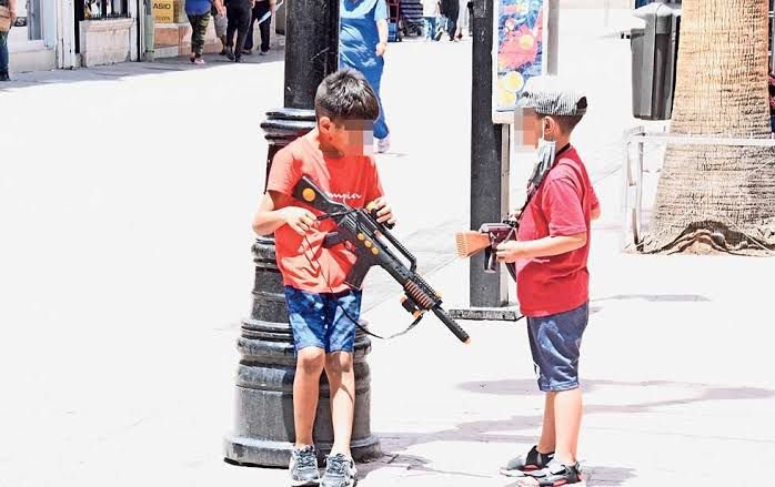 Plantea Monreal hasta 20 años de prisión a quien reclute niños y adolescentes para cometer delitos 