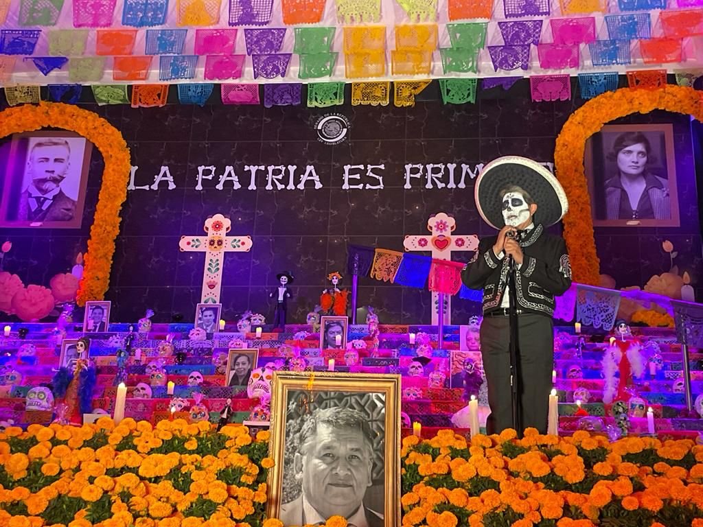 Recuerdan con altar a los muertos en el Senado