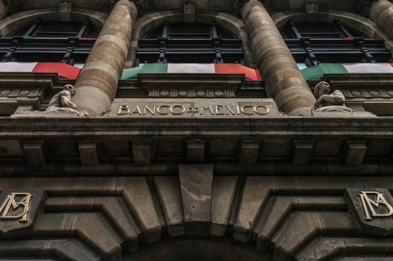 Banxico perfila prolongar alzas en tasa de interés