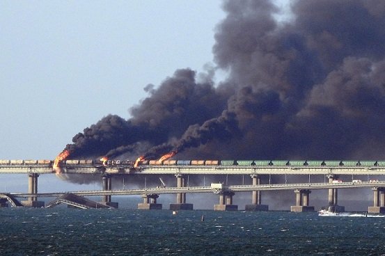 Explosión de un camión bomba paraliza puente de Crimea