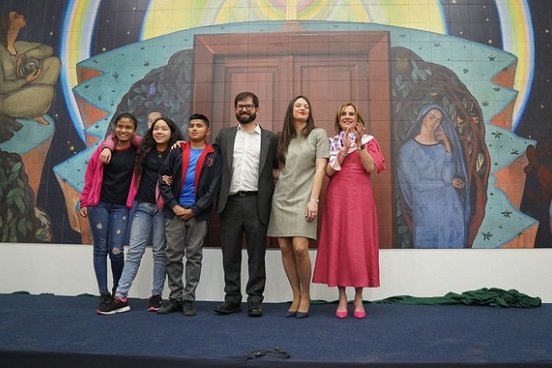 México y Chile develan mural sobre Gabriela Mistral