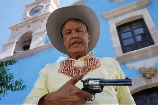 Arquidiócesis de Morelia suspende al "Padre Pistolas"
