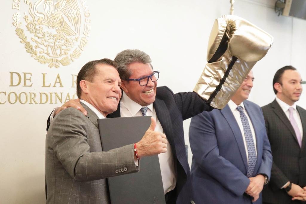 Recibe Julio César Chávez reconocimiento del Senado y Monreal a su trayectoria