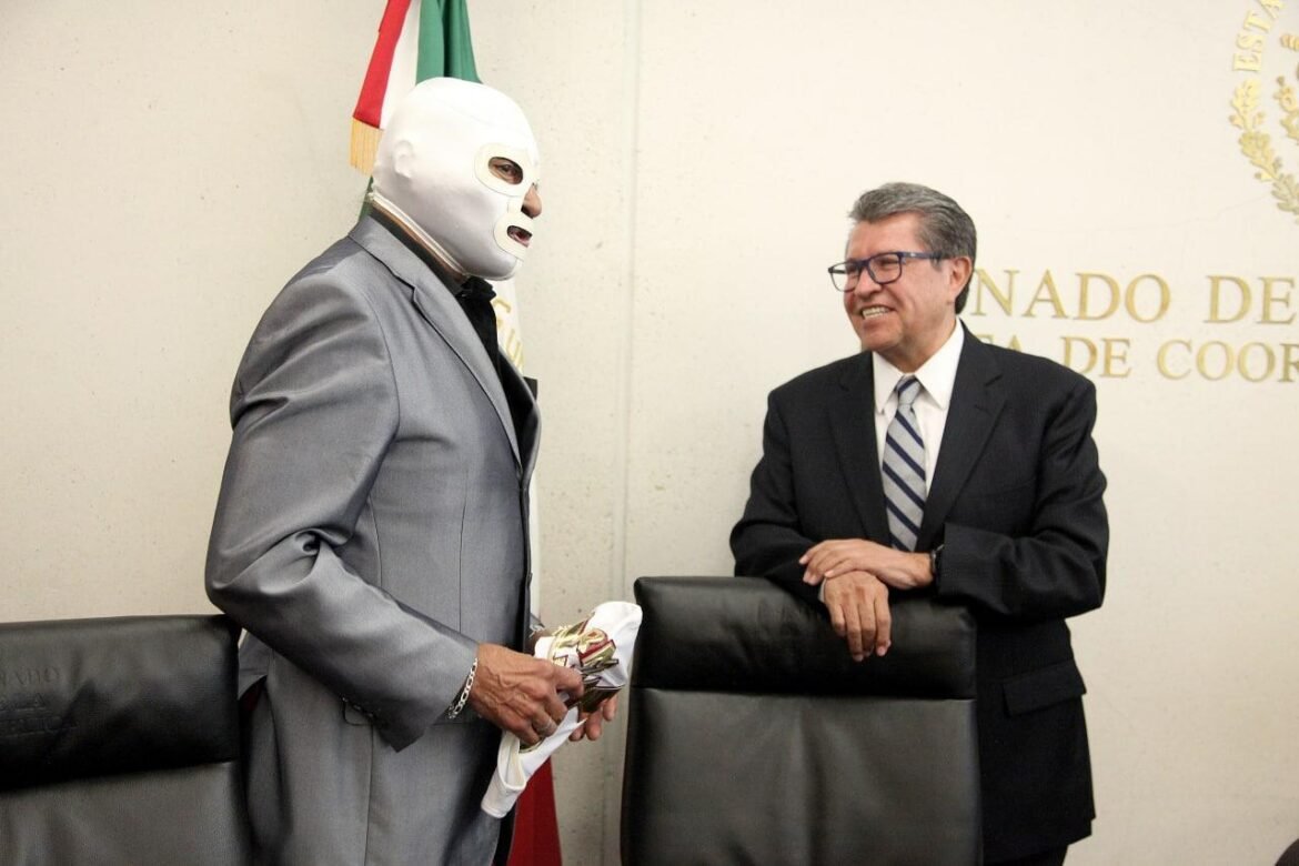 Un día antes de presentarse en la Arena México, Ricardo Monreal recibe máscara con sus iniciales