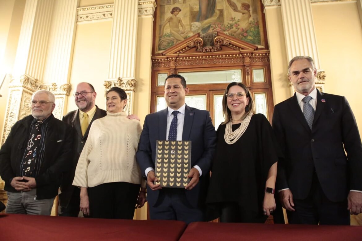 Encabeza gobernador de Guanajuato presentación del libro “FIC 50 años”