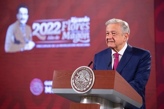AMLO y Sheinbaum liberan el Zócalo para marcha por el INE